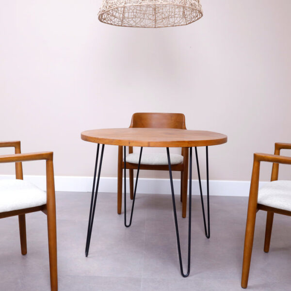 Caspar dining table